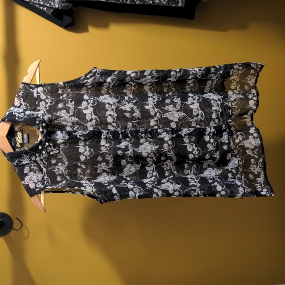 Social Misfits Shear Skulls Studded Collar Button Up Top - Picture 4 of 5